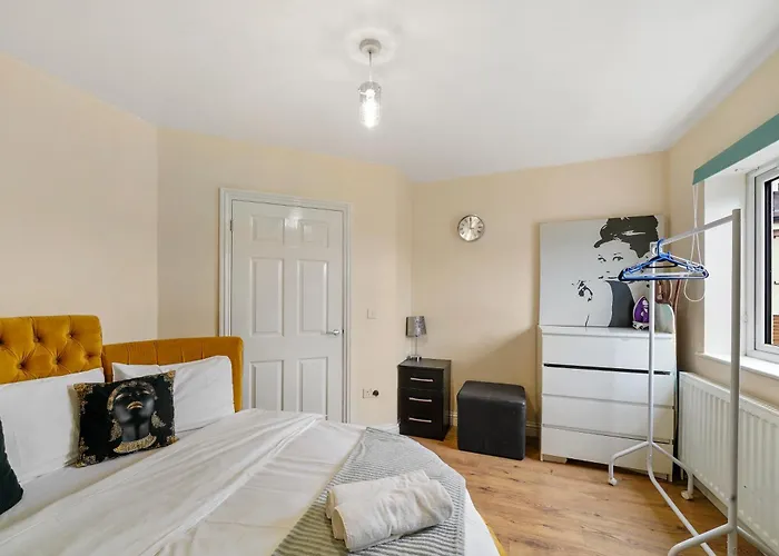 Lt Properties Unique Bungalow Style Spacious One Bedroom Apartment In Luton Town Centre Super Size Round Bed Netflix