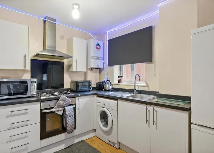Lt Properties Unique Bungalow Style Spacious One Bedroom Apartment In Luton Town Centre Super Size Round Bed Netflix