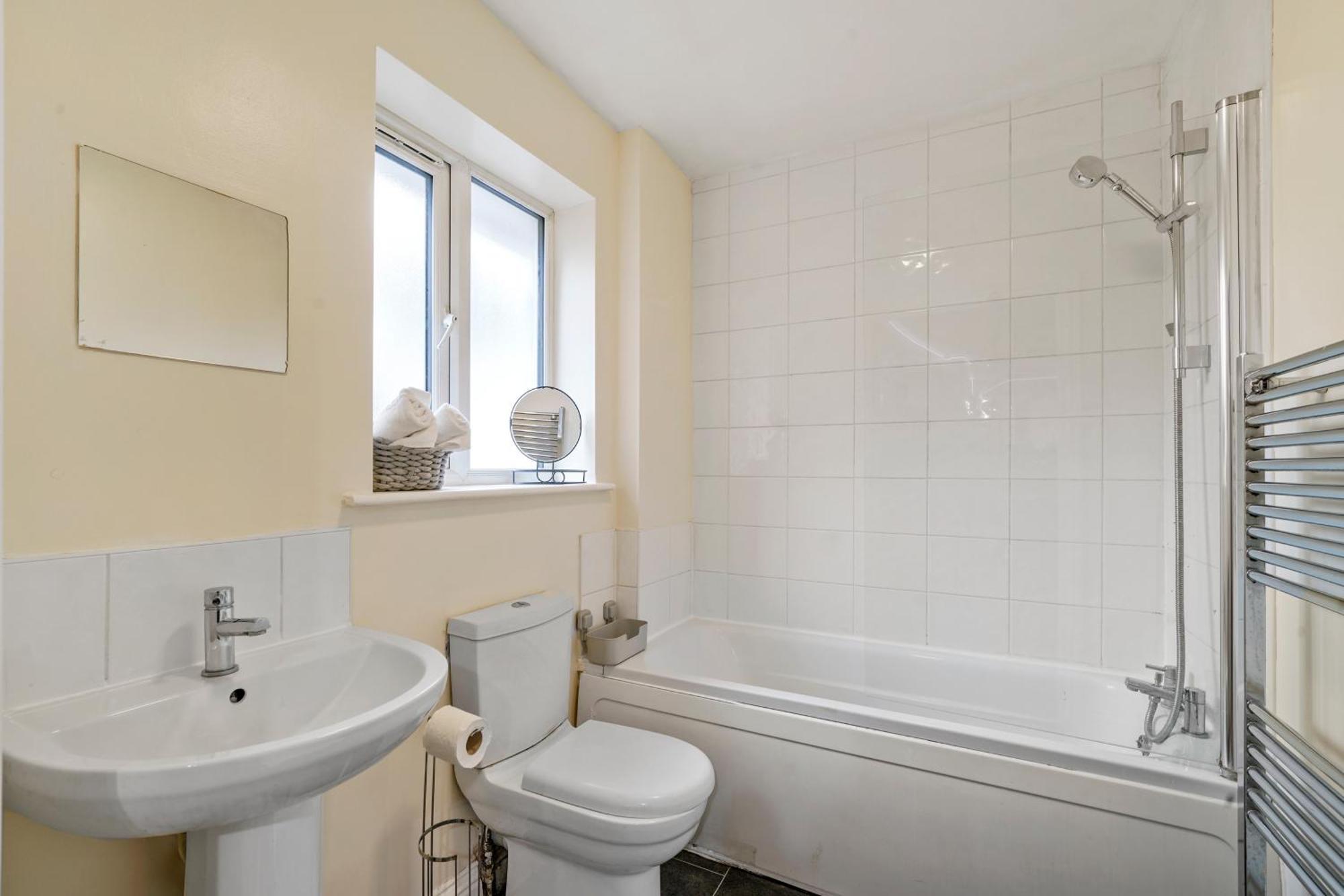 Apartment Lt Properties: Unique Bungalow-style In Luton Centre