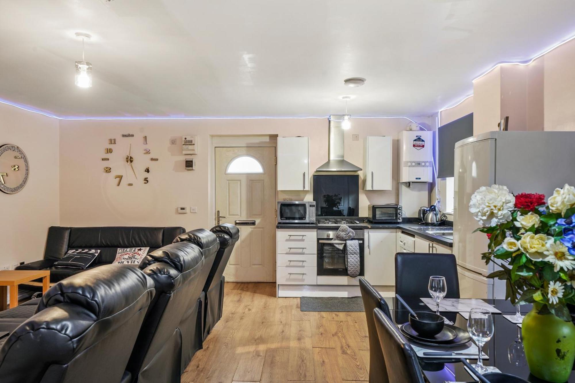 Lt Properties: Unique Bungalow-style In Luton Centre *