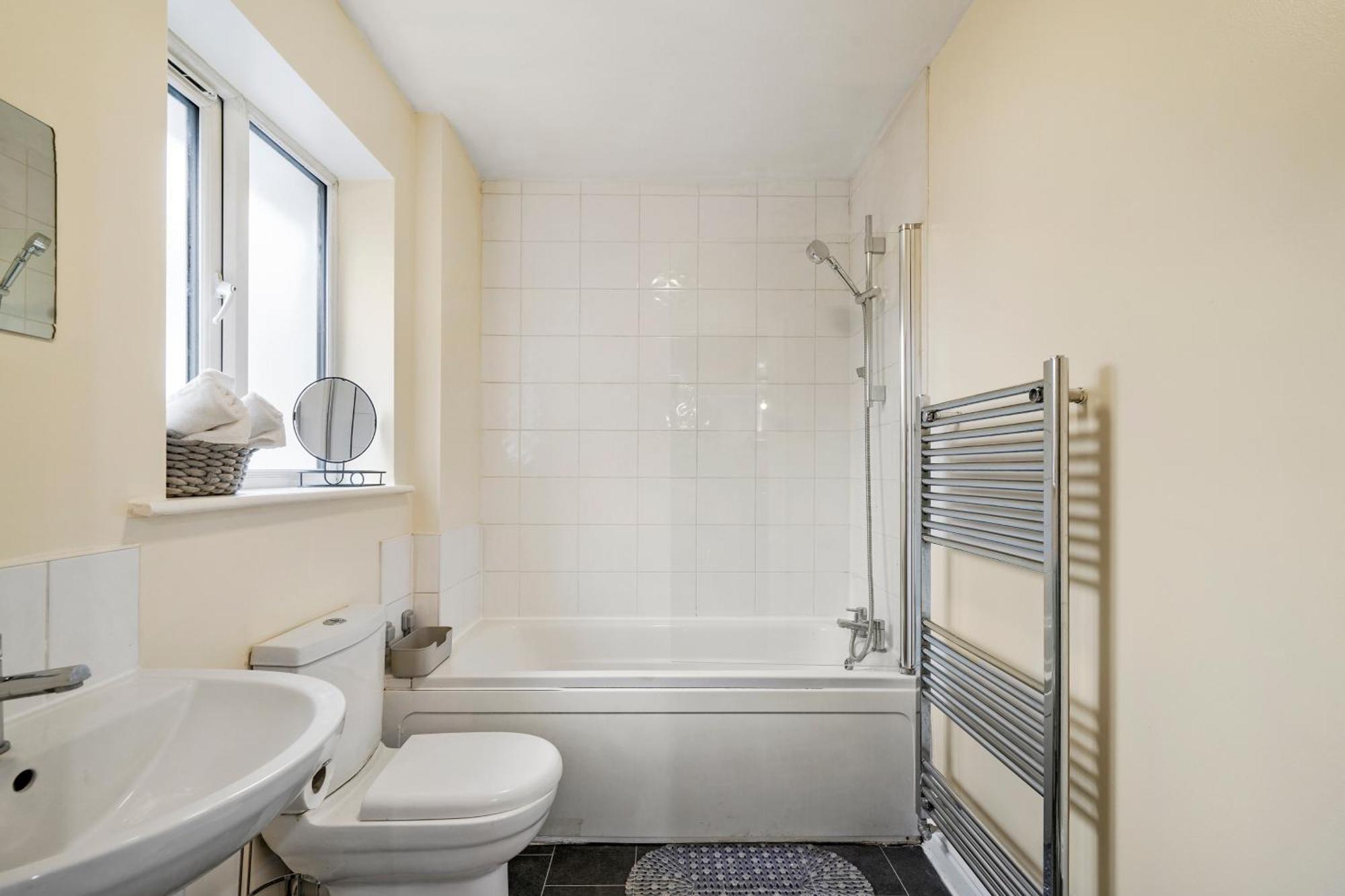 Apartment Lt Properties: Unique Bungalow-style In Luton Centre *